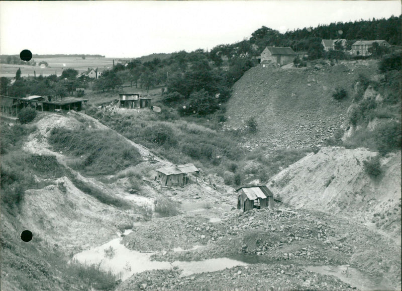 1957 USED XII WASTES DIS SKY COPPER GIVES CENTURY LANDSCAPE SINCE PLASTIC POTTE - Vintage Photograph