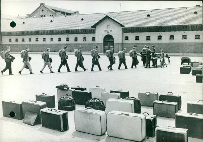 DIES BASES THEIR OUT CIVILIAN INCULCATED FOUR MILITARY YOUNG CHANT - Vintage Photograph