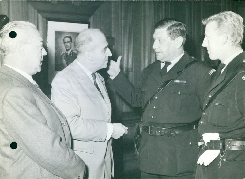 RETEMU RIGHT PEAS ROGIER BURGER CONGRATULATES LESKENS POLICE PAUL ALBERT - Vintage Photograph