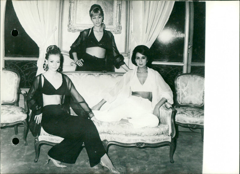 WARNER MODELS EVENING DESTIAES ROBES LINGERIE PARIS LES GOGSODOMOSDOS AFP - Vintage Photograph