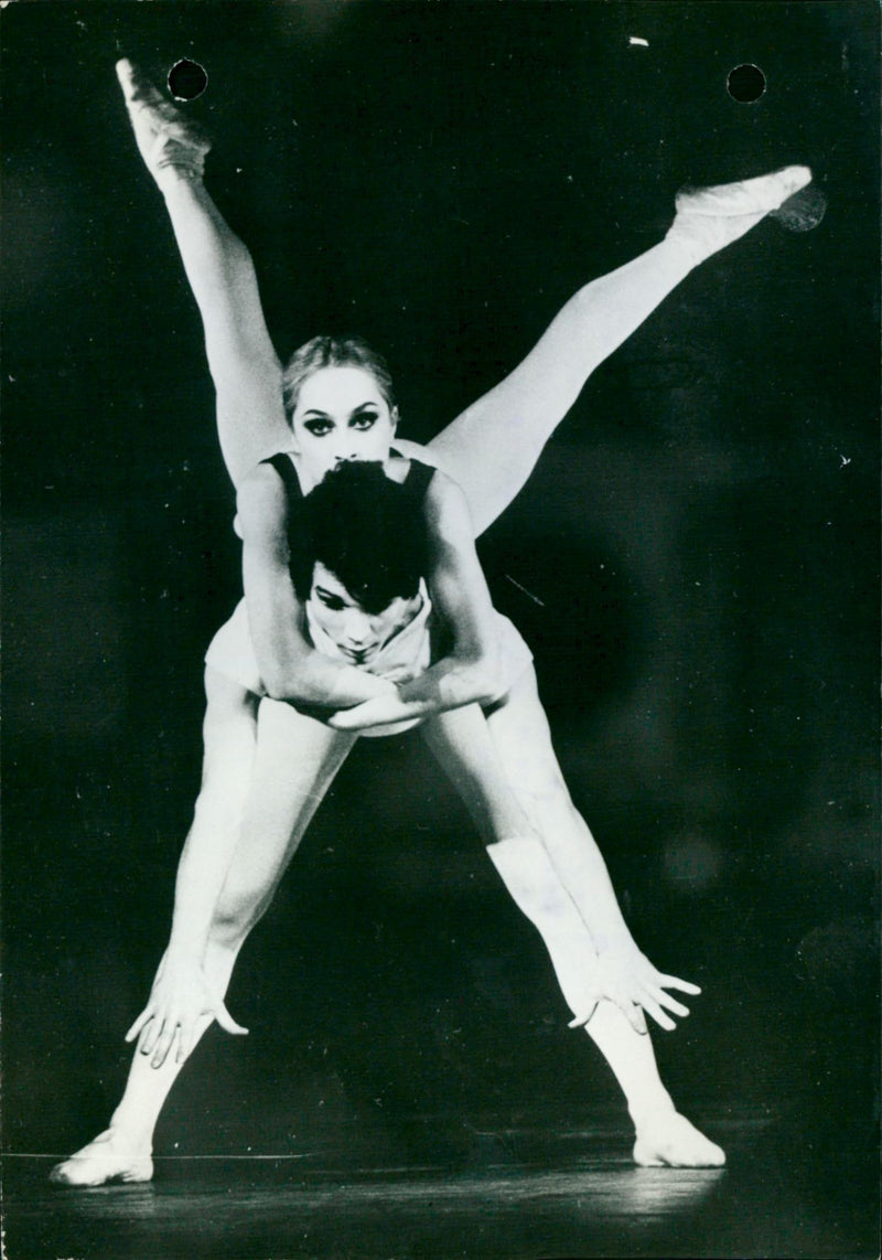 VOICT BOLAND UVEAU ELYSEES PARIS MADRE GURE CHAMPS STARTS WHICH PETI BALLET - Vintage Photograph