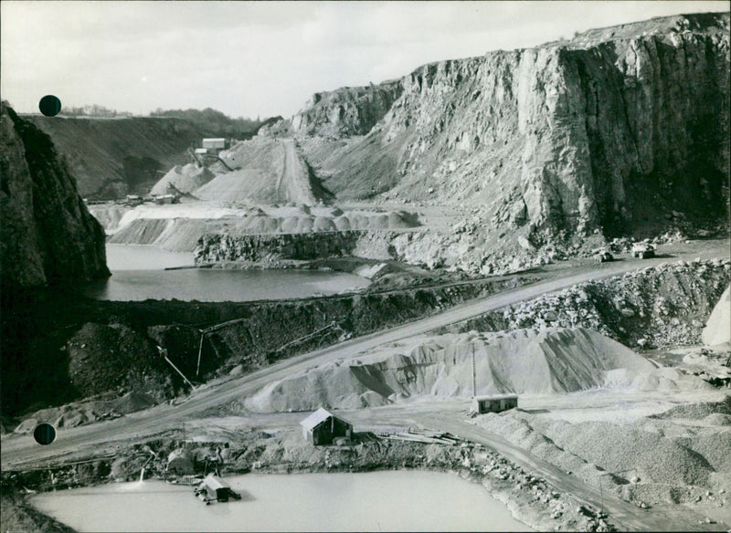 1997 ZESULT DIS STONES ARTIFICIAL SETLLES LANDSCAPE APOCALYPSE ARE RESERVES SHE - Vintage Photograph