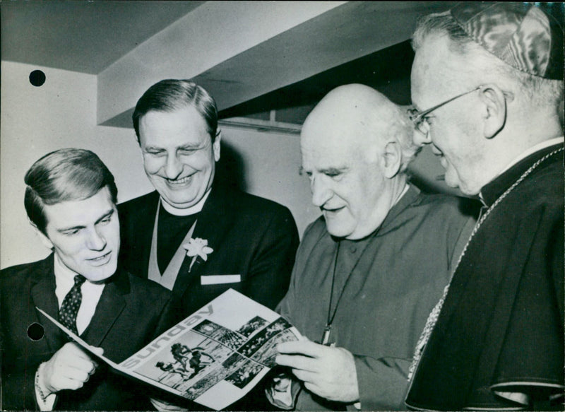 RELIGIOUS MODEL ADA SINGER OUR AJOUSDU DEVOTED YNA SALE MAGAZINE SUBJ - Vintage Photograph