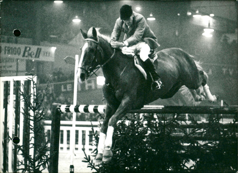 BRITISH FRIDAY SEE WON BRUSSELS EVENING SPORTS JUMPI INTERNATIONAL PREMIERE - Vintage Photograph