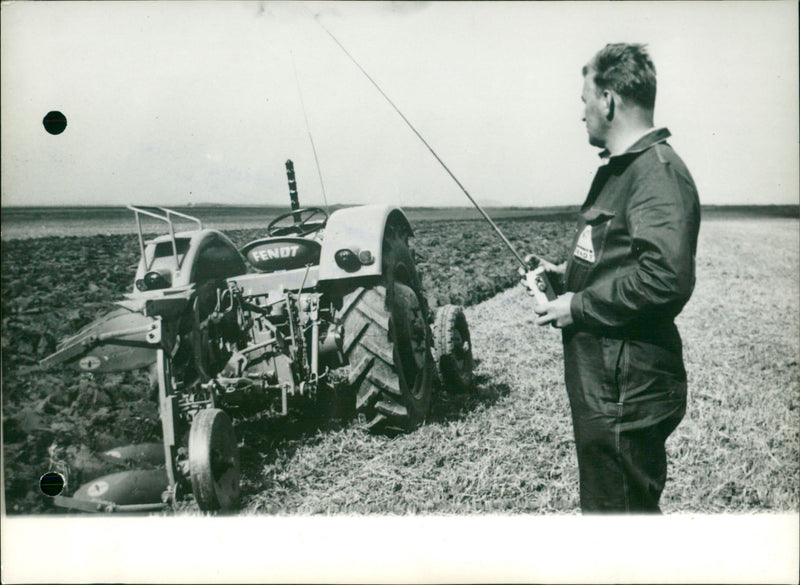 TRACTOR TRACTORS BRUSSELLES MACHINE WETENSCHAPSSTRAAT COP ALL DONE SXECUTE - Vintage Photograph