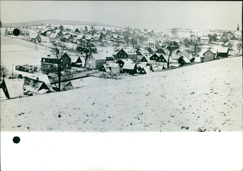 REPUBLIC PLAYS EVEN SEIFFEN DEMOCRATIC OUT EUROPE PUI VILLAGE UNDER BOIE - Vintage Photograph