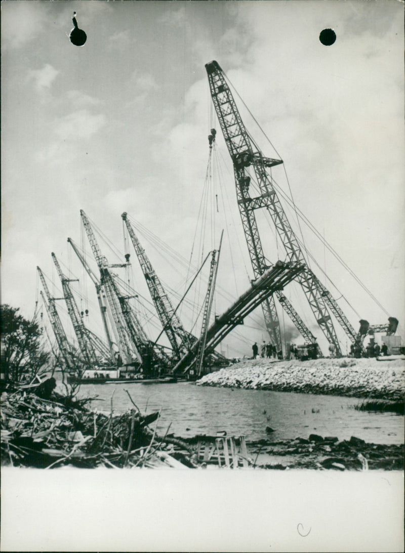 SLICE GAS SKY TOWARDS GOODOO CRANES PLACEMENT ARM HOLLOW OLD WORKING NETHE - Vintage Photograph