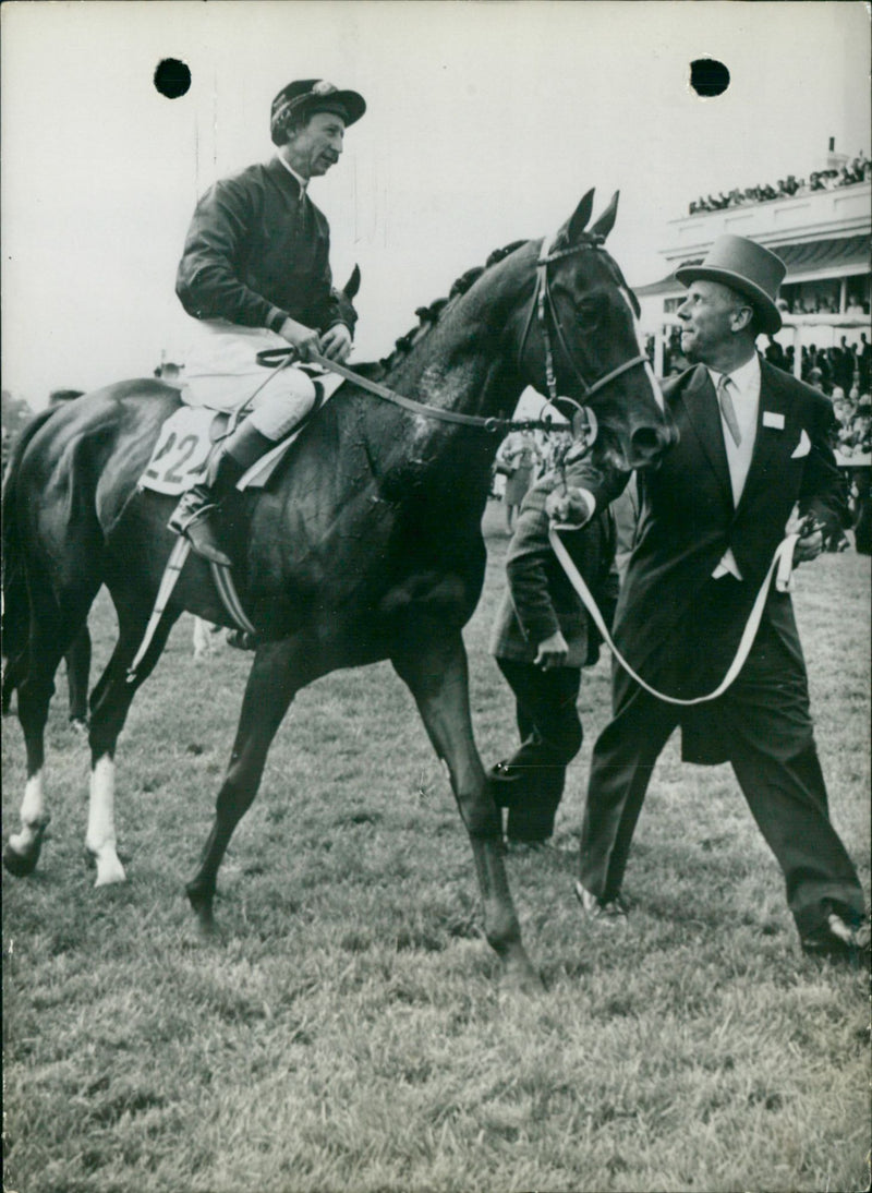 ZEGNE OUR SEASON BRITAIN DERBY GLENNON CLIMBED VICTORY AFTER FRENCH GRAND - Vintage Photograph