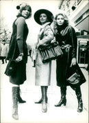 1970 CHECKED SIGN AREE MOSTRA SNAKE MODELS BEING BOOTS MANY BAG COLLECTION PARI - Vintage Photograph