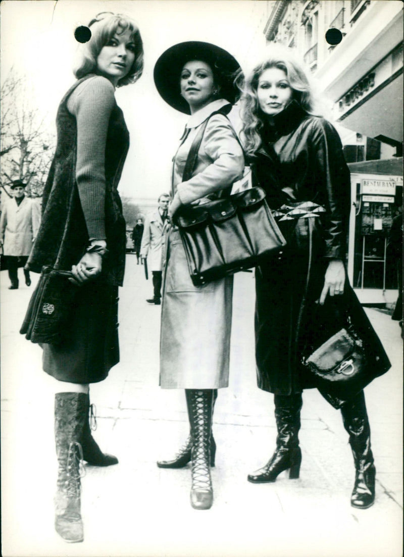 1970 CHECKED SIGN AREE MOSTRA SNAKE MODELS BEING BOOTS MANY BAG COLLECTION PARI - Vintage Photograph