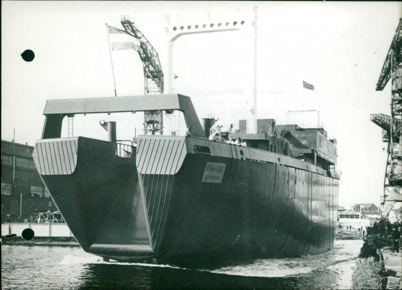 TANKS SALA EACH CAPABLE ANP SHIP FISH FREEZING TONS BRUSSELS HAS REFRIGERA - Vintage Photograph