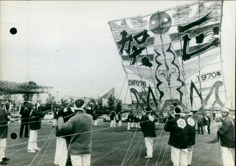 1969 COUTURE SKY BELSA INTO OSAKA JAPAN EXHIBITION FLYING INHABITANTS WEIGHS - Vintage Photograph
