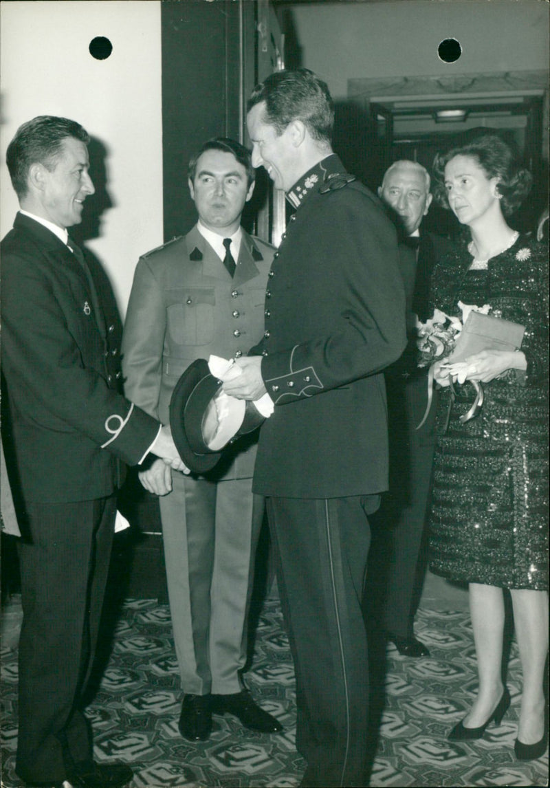 1970 HOLDING HAND NIGHT BEAUTS UMMO OCCASION BRUSSELS PRESIDENT CONCERT NATIONAL - Vintage Photograph