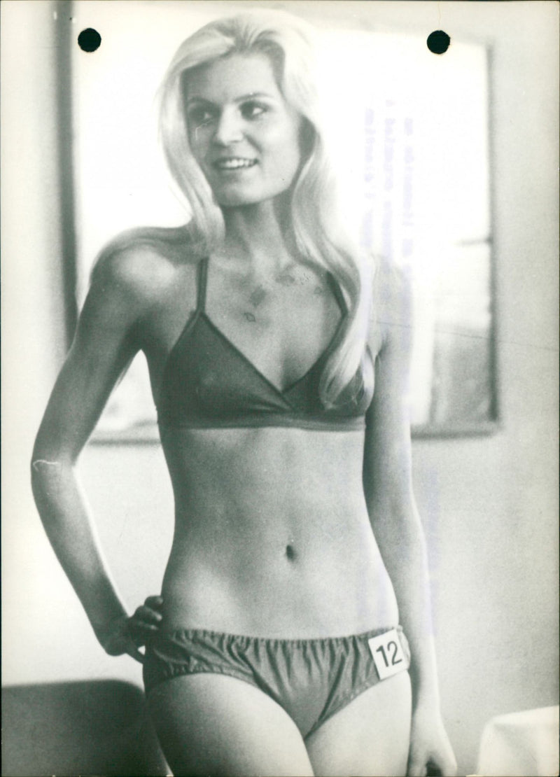 MODEL SUZETTE ELECTION BEIGE REPRESENT YEARS OSAKA CONTE INTERNATIONAL - Vintage Photograph