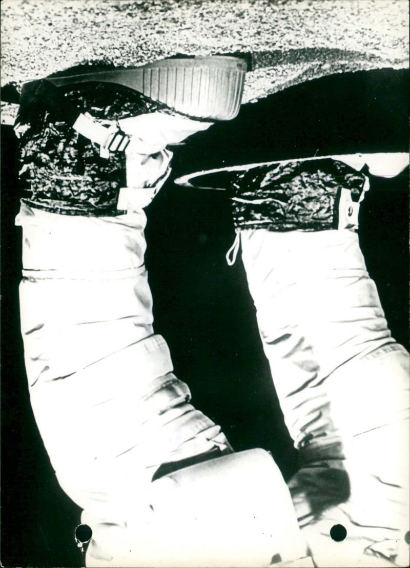 WHILE ARMSTRONG POSE LEFT LUBE AFP MAN STANDAARD LLICUNS REMAINS FOOT - Vintage Photograph