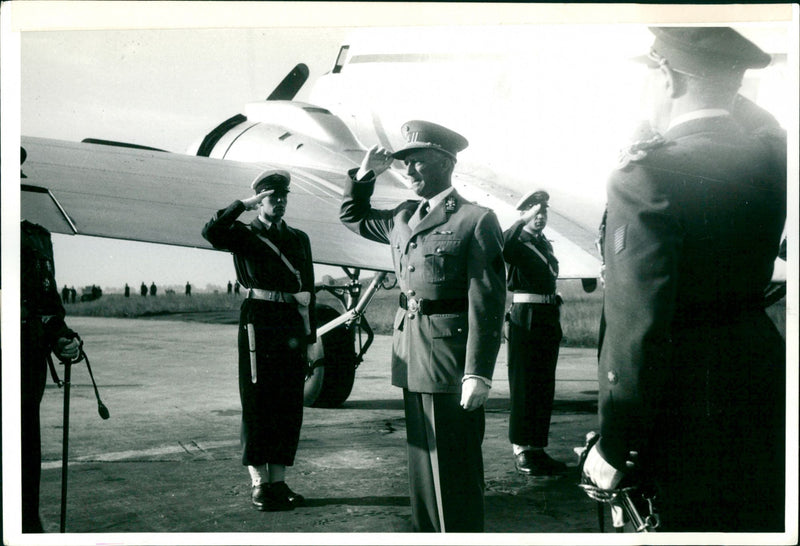 1950 BEREZ AVION DURING EXECUTION BRABANCONNE ROI LEOPOLD BRUSSELS DESCENT - Vintage Photograph