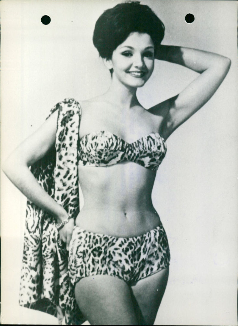 SUMMER LEOPARD PRINTED BIKINI ALL DONT PURSES APPEARANC - Vintage Photograph