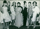 SALON SPAIN BEIGA MODELS FRANCE ITALY DODDOOSOOD PRESENTING PARIS FINLAND - Vintage Photograph