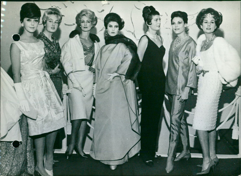 SALON SPAIN BEIGA MODELS FRANCE ITALY DODDOOSOOD PRESENTING PARIS FINLAND - Vintage Photograph