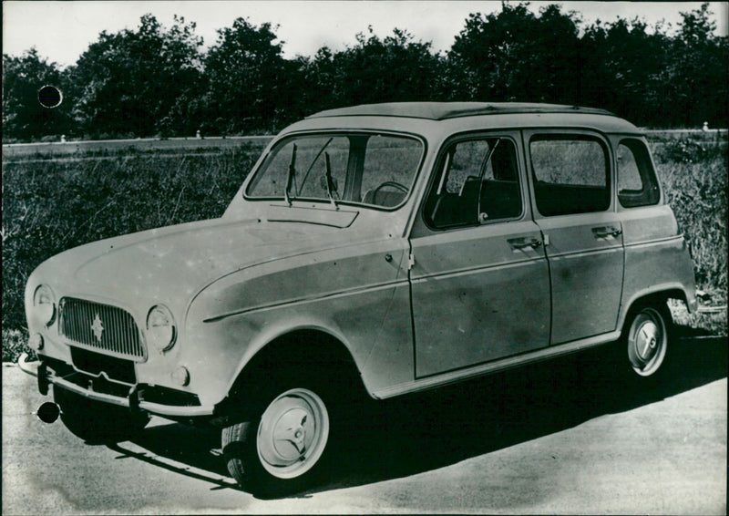 REGIE MODEL DAUPHINE PRESENT CHOICE RENAULT THAT WOULD ITS SPEE - Vintage Photograph