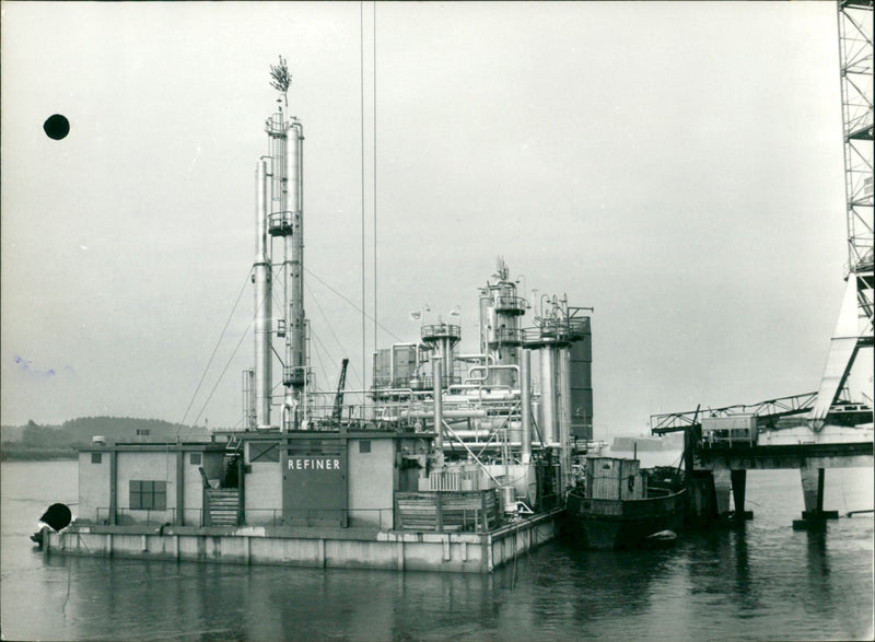 JONGUE TOTAL POTENTS SHIPYARD UNIQUE SUR REFINING MARSA REFINERTE PET - Vintage Photograph