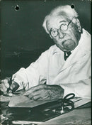 LOUIS ANIME DET INTERESTED CAMERA MEMBERS DENCOUR GRAND PARIS PREMIERE - Vintage Photograph