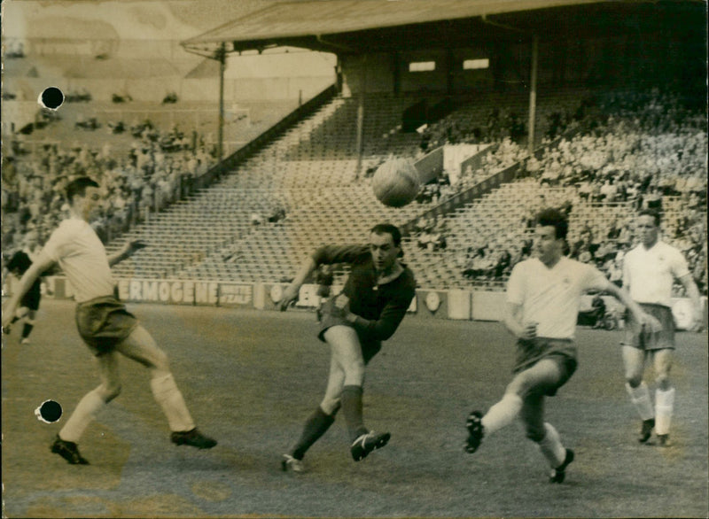 1961 FOOTBALL VICTOR MATCH WEGRIA RESTORING THUS OPENED CENTER EQUALITY ANTWERP - Vintage Photograph