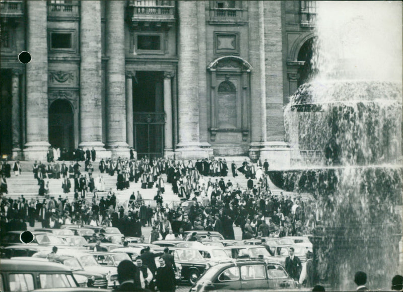 ANSA SOIL THEIR OUT TURE SEARCH PETERS INVADED CROWD SESSION PRALATS SQUAR - Vintage Photograph