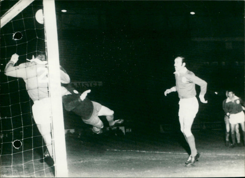 FOOTBALL RIGHT ERMANO ELEPHOTO OICI FINAL DEFENDER REGISTERED PLAYER EXTRE - Vintage Photograph