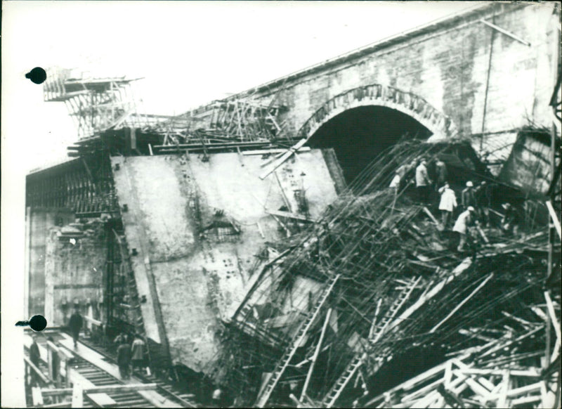 COLLAPSED CASIS HEIGHT CORPSES SES PART WESENT LAHR ARE BETOIZ WORKERS UND - Vintage Photograph