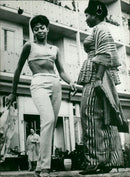 MAMEQUINS ZOBES MOST MODELS SUCCESS COSTUMES BERLIN ENSEMBLES BLACK TRADIT - Vintage Photograph