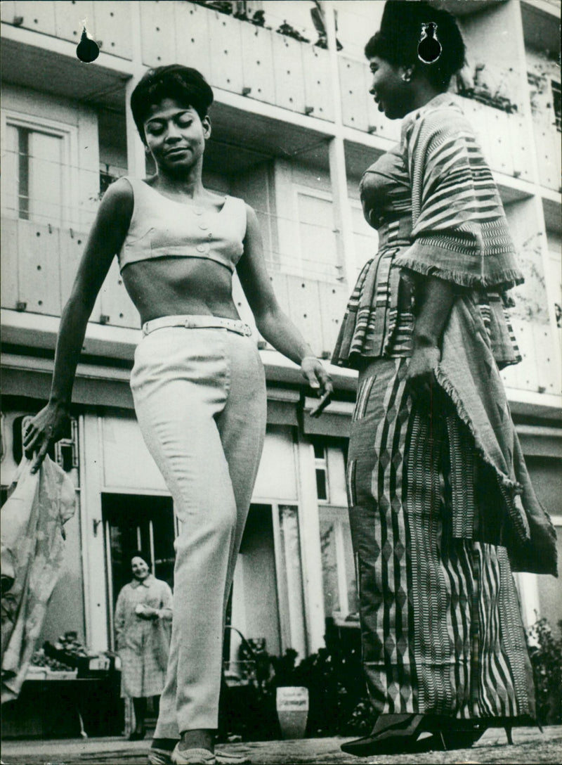 MAMEQUINS ZOBES MOST MODELS SUCCESS COSTUMES BERLIN ENSEMBLES BLACK TRADIT - Vintage Photograph