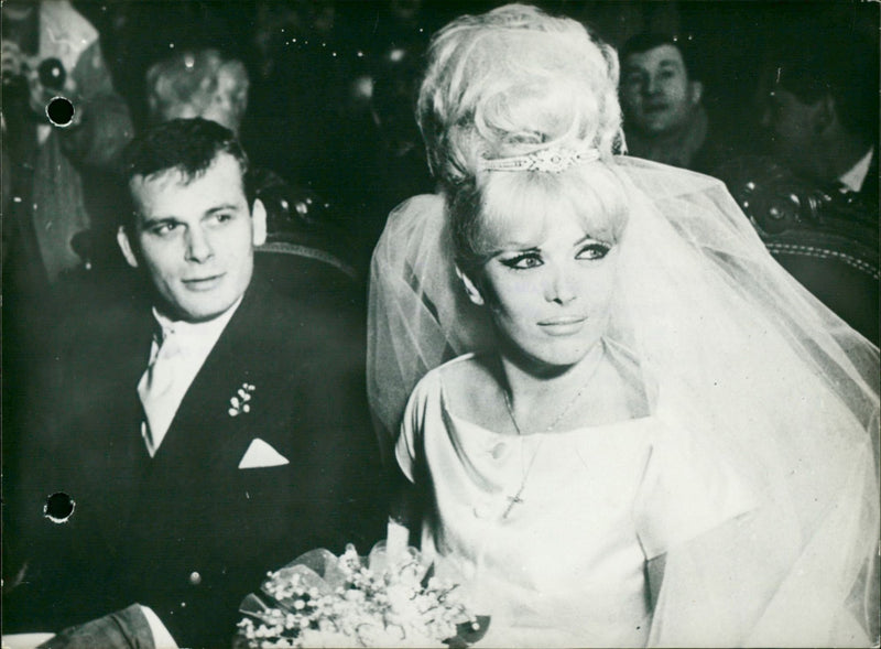 COCCINELLE FRIDAY EXIT THEIR JACQUES SURE TOWN QUOLIBETS PARIS JACQUELINE - Vintage Photograph
