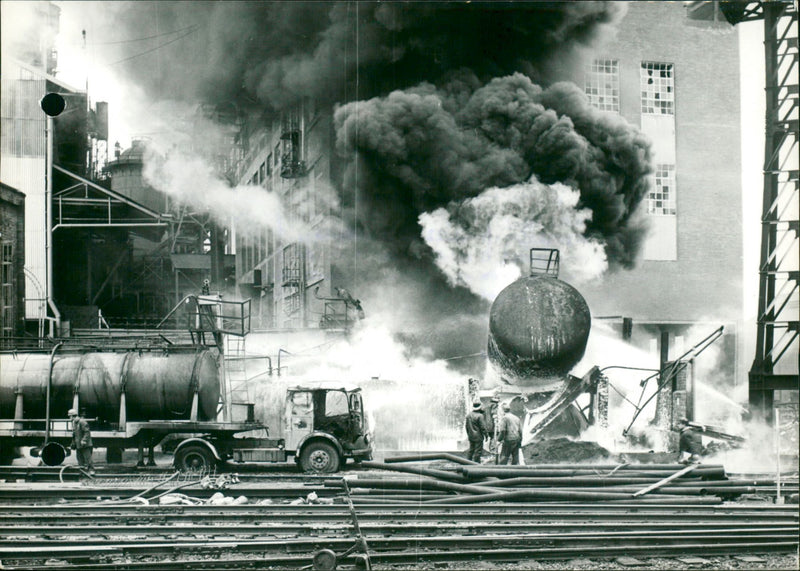 TANK SEE MACHIANA DISASTER INF TOGETHER CUVO EXHIBITION COMPLETELY APPROAC - Vintage Photograph