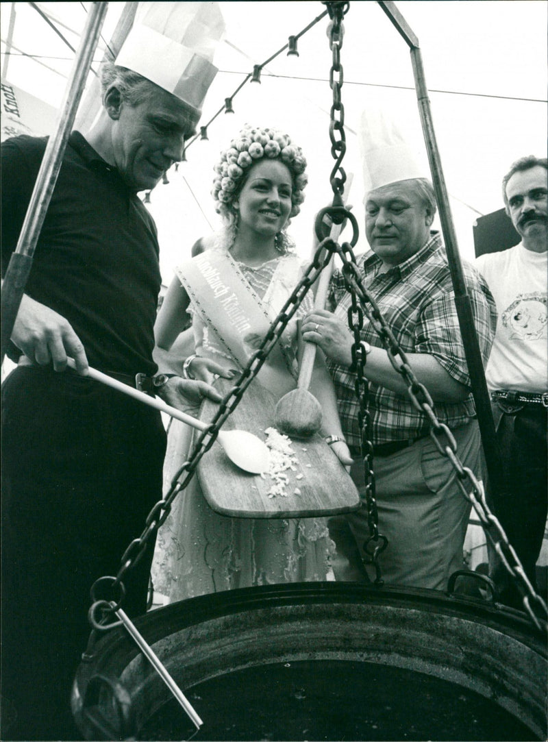1987 DARMSTADTER KNOBLAUCHFEST DARMSTADT HAS NEW FEAST SET FRO - Vintage Photograph