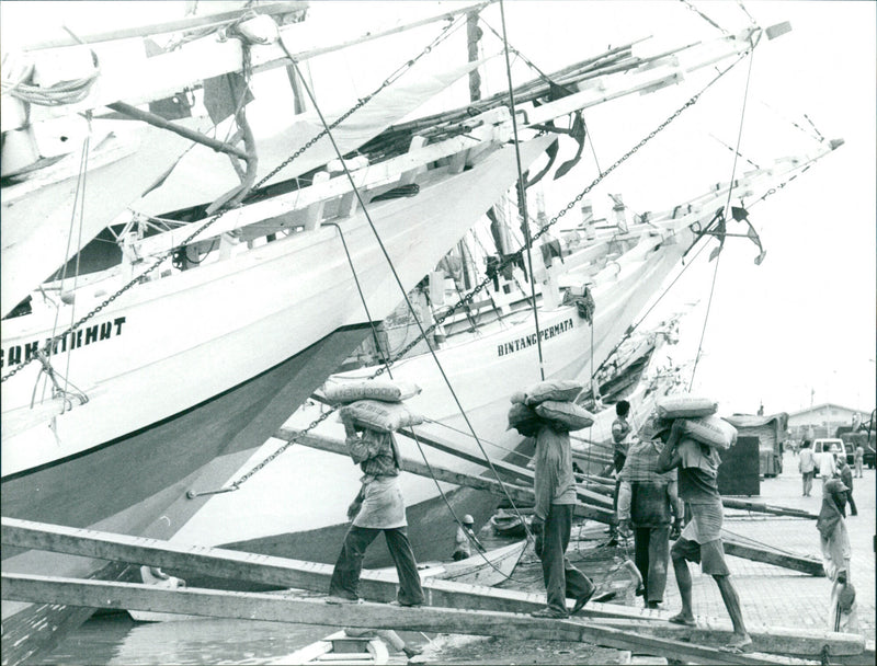 1992 DUTCH PORT JAKARTA EVEN TODAY SAILING SHIPS - Vintage Photograph