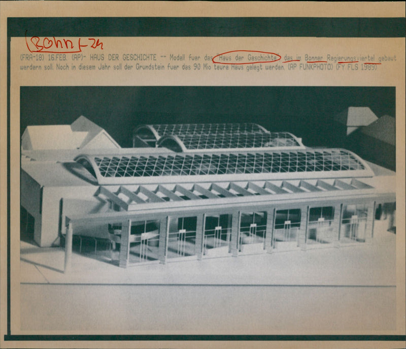 Bohnfah ( FRA ) 16.FEB . ( ) - HAUS DER GESCHICHTE -- Modell fuer das Ha - Vintage Photograph