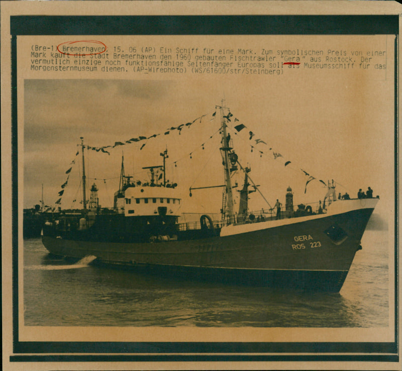 ( Bre - 1 ( Bremerhaven , 15. 06 ( AP ) Ein Schiff fur eine Mark . Zum symbolisc - Vintage Photograph