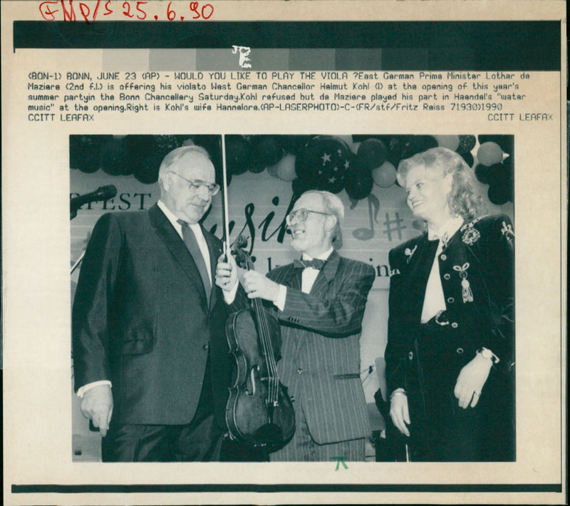 1980 GERMAN MINISTER LOTHAR MAZIERE OFFER MUSIC WIFE PLAYED - Vintage Photograph
