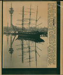 HBG , 4/5/83 BREMERHAVEN : Sue Madchen lassen sich ihre Schonheit gern von - Vintage Photograph