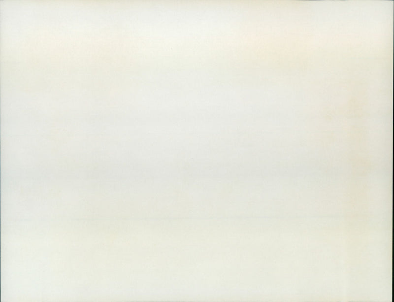 FK , 7 / JUL / 88 , CUXHAVEN / Archiv : Hosen hochkrempeln , Schuhe in die - Vintage Photograph