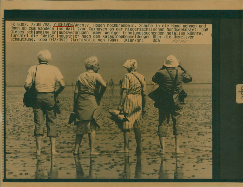 FK , 7 / JUL / 88 , CUXHAVEN / Archiv : Hosen hochkrempeln , Schuhe in die - Vintage Photograph
