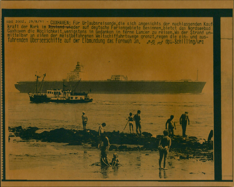 HIBG , 29/8/81 - CUXHAVEN : Fur Urlaubsreisende , die sich angesichts der n - Vintage Photograph