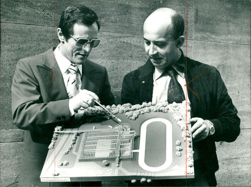 SMALL GOAL FINE SEES MODEL HAR CRABWEY COMES - Vintage Photograph