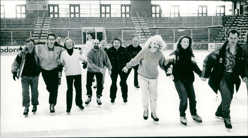 1992 ICE RINK COORION GERM BIHOURNALIST ACCOUNT LED - Vintage Photograph