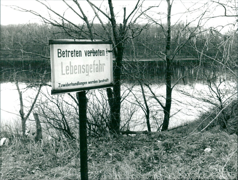 1990 BITTERFELD DIE FILTHYEST EUROPE INHABITANT CIRCLE WURGEGRI - Vintage Photograph