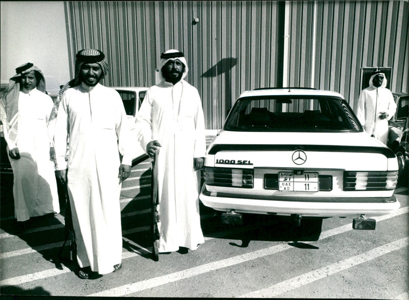 BITA PYRESTE ARAB PIATA SEU ATTACKED SUPERAUTOES MERCEDES SEL - Vintage Photograph