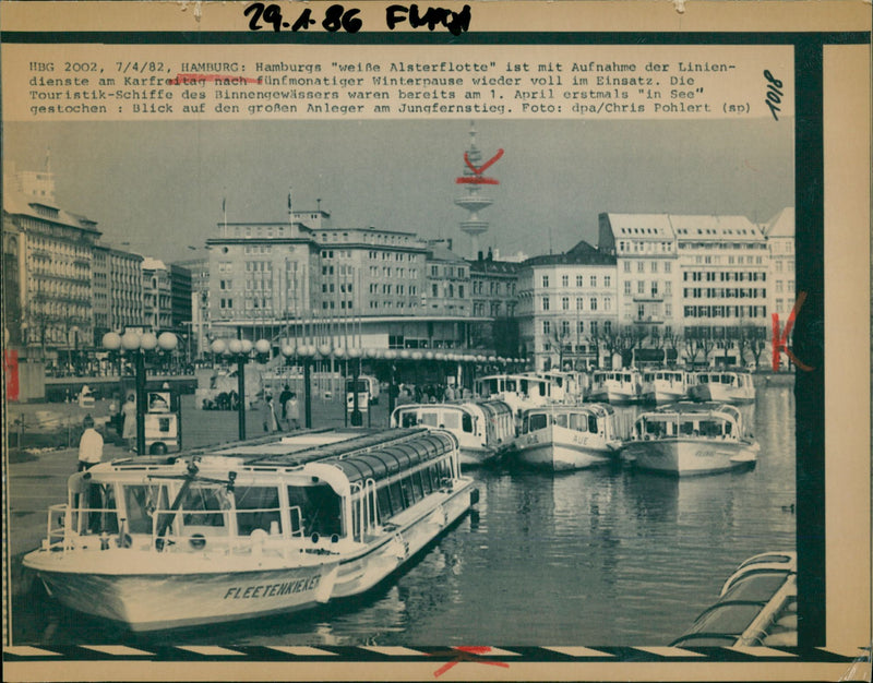 29.486 FWD HBG , 7/4/82 , HAMBURG : Hamburgs " weie Alsterflotte " ist mit - Vintage Photograph