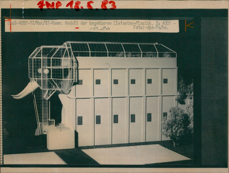 IMUS 0 : / Mai / Hamm : Modell der begehbaren Elefanten - Plasti - Vintage Photograph