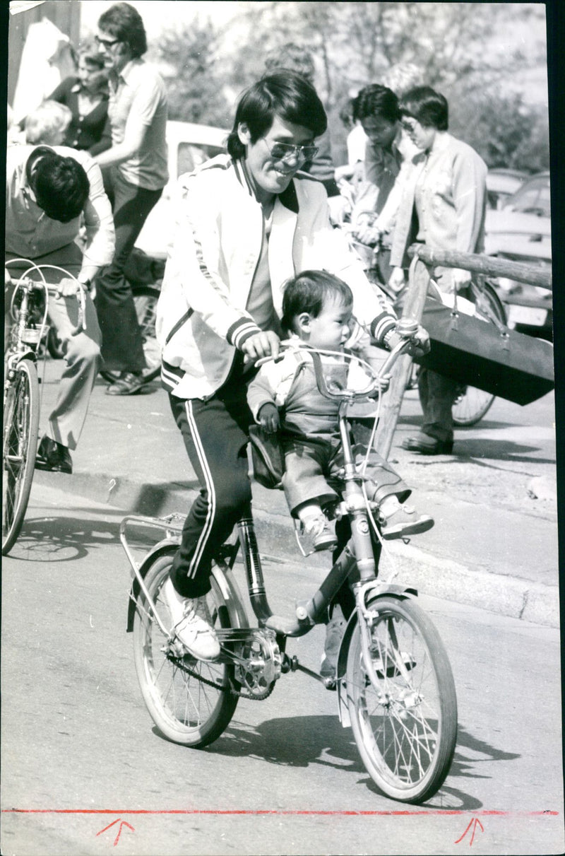 1978 POLOLT SIGNATURE PEOPLES BIKE DRIVING FREM FNP LOCAL PRANKFURTER NEW - Vintage Photograph